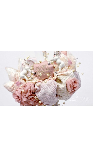 Lumanare botez brodata cu gold si accesorizata cu trei figurine unicorni Golden Unicorns Valley 5